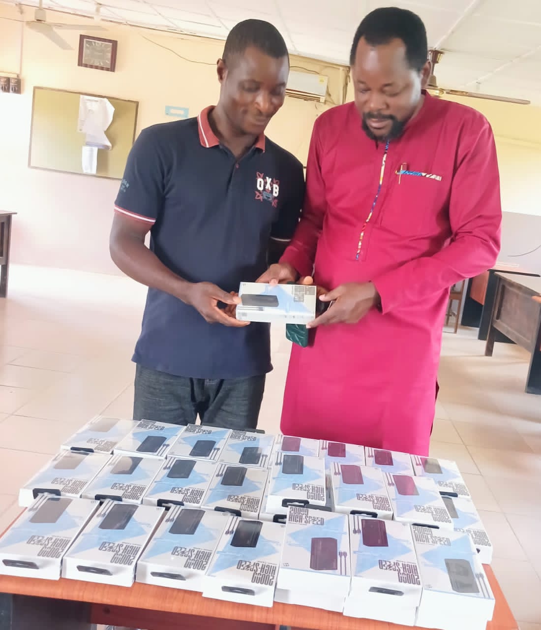 Ondo CPS donates 30 ‘Power Banks’ To Owena Press