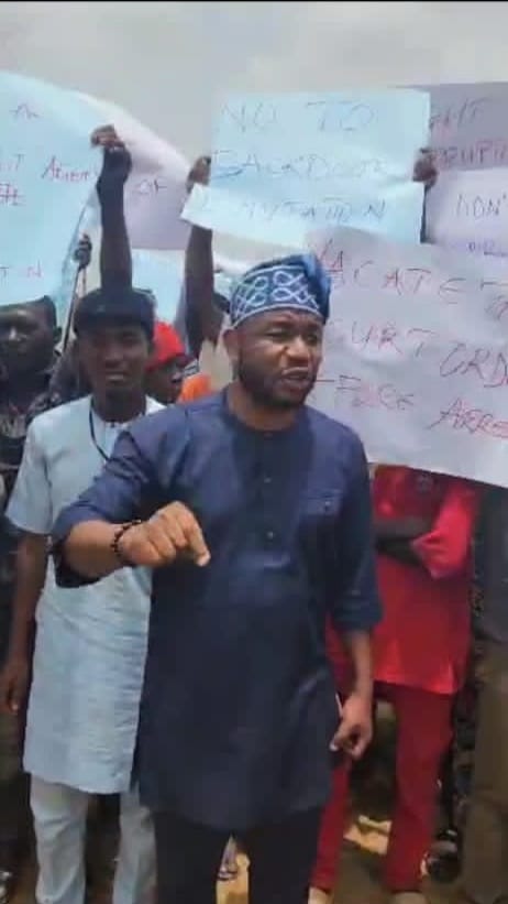 Pro-Bello protesters allegedly attacked by EFCC operatives at headquarters, pro-EFCC group allowed