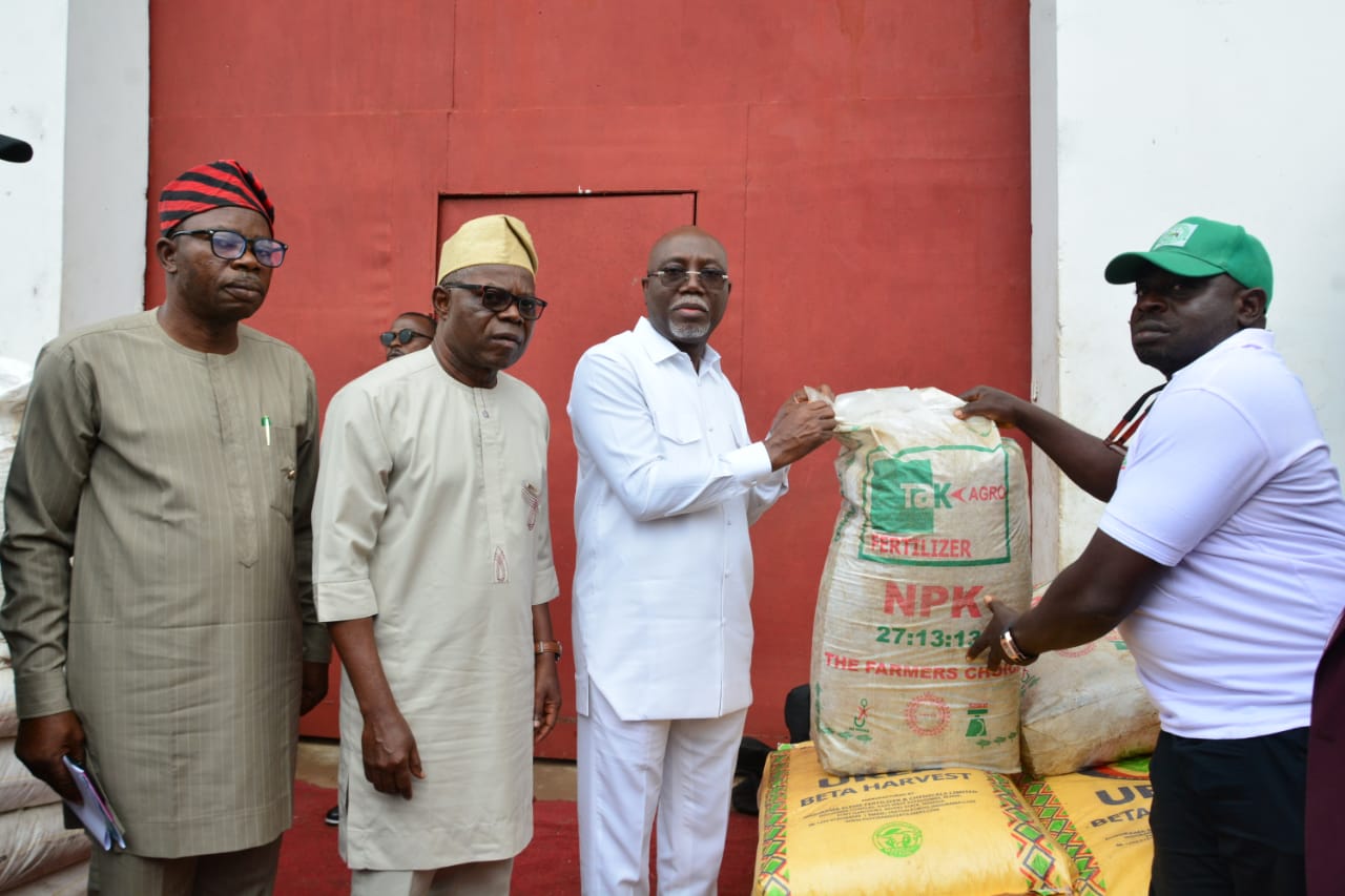 Aiyedatiwa flags off distribution of fertilizers to famers in Ondo State
