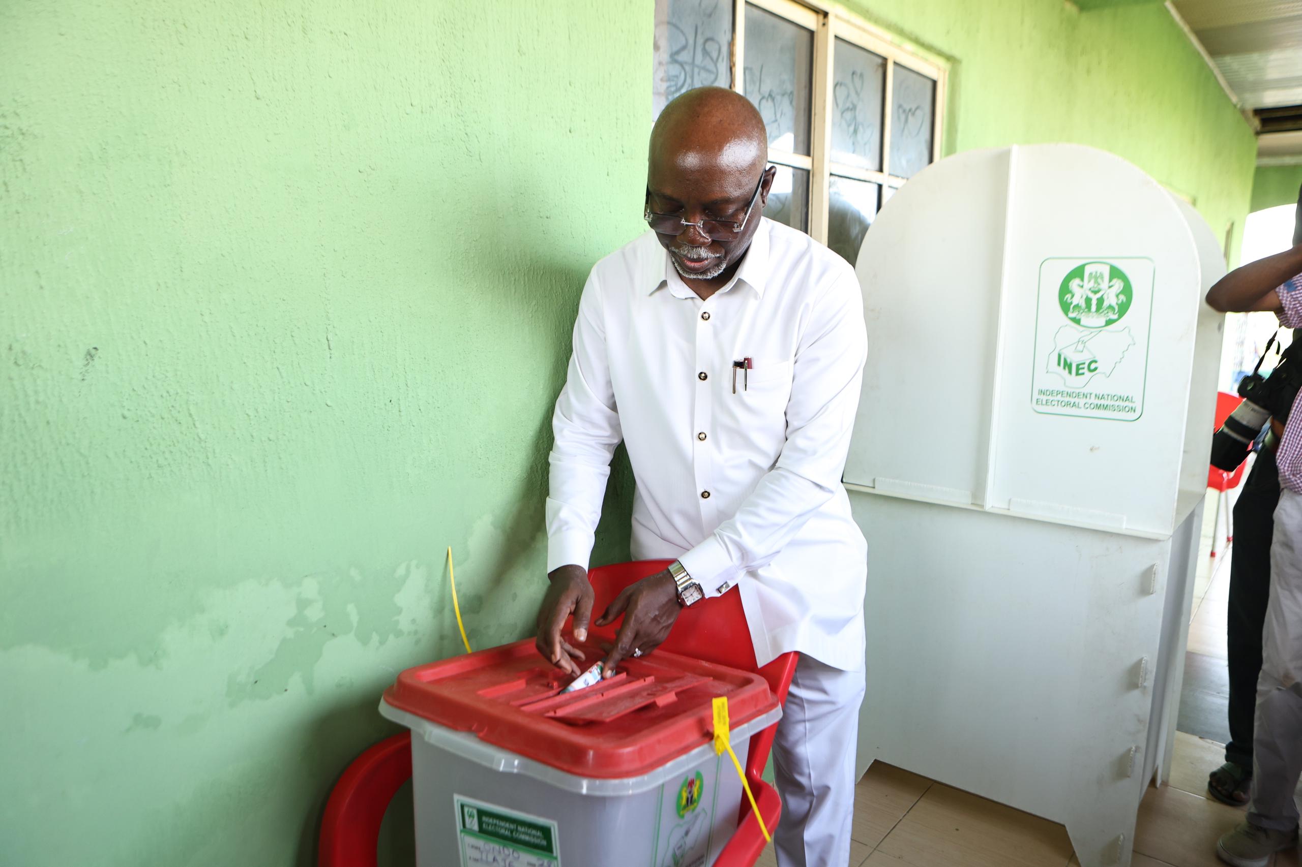 Gov Aiyedatiwa commends INEC, casts vote at Obenla