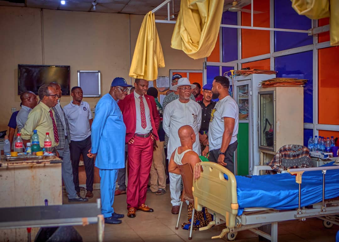 Guber campaign: Gov Aiyedatiwa visits accident victims at UNIMEDTH